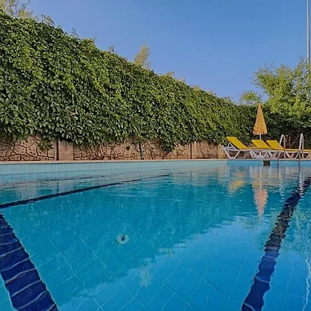 Detached With Private Pool In çalışta *
